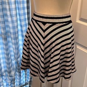 Loft black and white skirt elastic waist band with pockets size XXS
